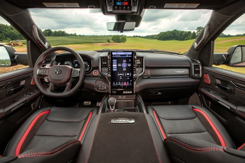 Заводской тюнинг для Ram 1500 Rumble Bee: большие &laquo;мясорубки&raquo;, подвеска, выхлоп, декор